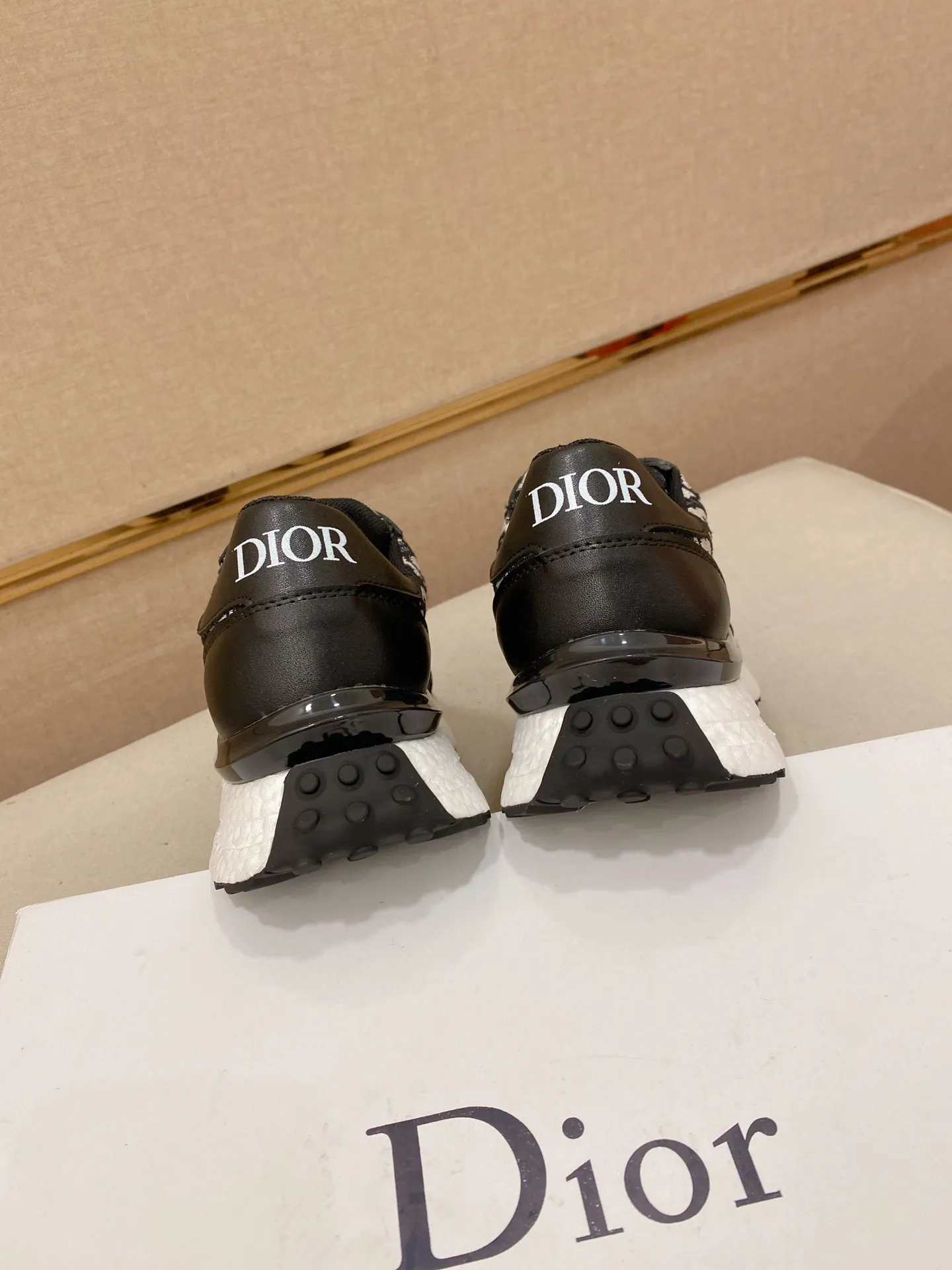 Men's shoes💰: 462💰 [Dior·Dior] New casual sports style men's shoes, new spring and summer design, perfect workmanship, lace-up style to create wardrobe quality, upper: imported first-layer cowhide, sheepskin lining is soft and comfortable, ultra-light TPU wear-resistant outsole, simple, versatile fashion men's shoes, excellent color code number 38--44. Can be customized 45 non-returnable
